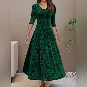 Elegant Green Velvet Midi Dress Long Sleeve Floral Design